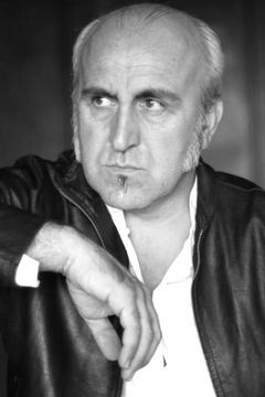 Luciano Luminelli interpreta L'uomo ingessato