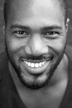 Odimegwu Okoye interpreta Young Calypso Dad