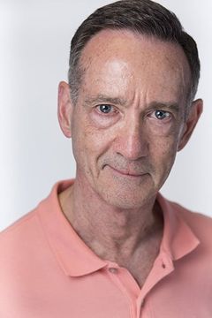 Charles Green interpreta Dr. W. Ray Cleere