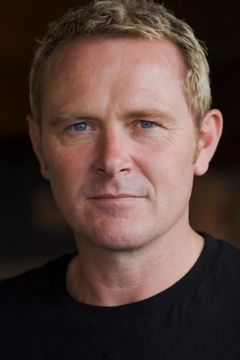 Stephen Lovatt interpreta Thomas Emery