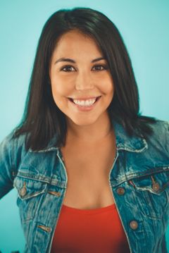 Kara McDonald interpreta Party Guest