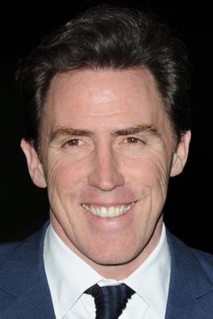 Rob Brydon interpreta Football Commentator /'Zombies From Hell!' Presenter (voice) (uncredited)