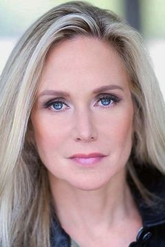 Sheila Ball interpreta Aunt Catherine