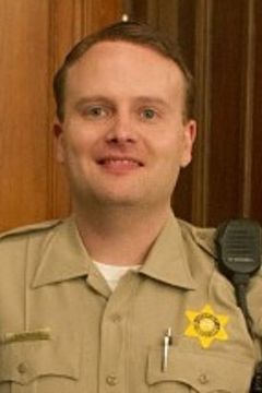 Mark Kroner interpreta Bailiff