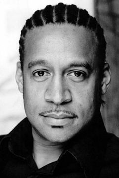 Tony Arunah Abbey interpreta Cook's Interview Reporter