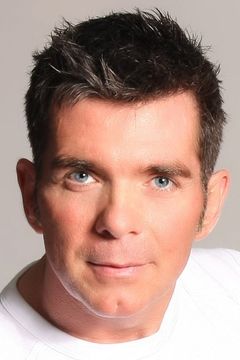 Tony Elwood interpreta Luggage Monkey (uncredited)