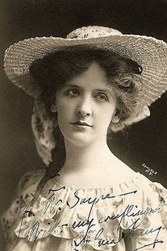 Alma Kruger interpreta Mrs. Henrietta Sutton