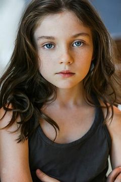 Alexa Swinton interpreta Eva Rhoades