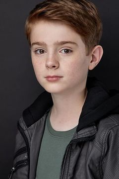 Alex Yiakoumatos interpreta Dillon Manning