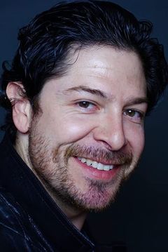 Joseph Castillo-Midyett interpreta Teacher (Mexican Commercial)