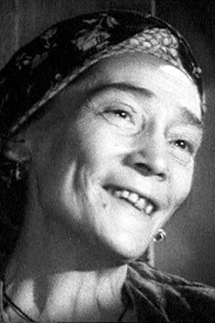 Aleksandra Yozhkina interpreta The Woman in the Crowd of People Seeing Off (uncredited)