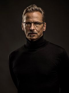 David C. Bunners interpreta Pedestrian