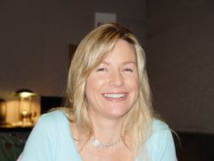 Deb Adair interpreta Woman in Theater (voice)