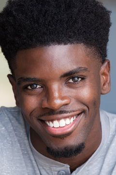 Tian Richards interpreta Sky Zone Guy