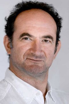 Alain de Catuelan interpreta Cop (Station)