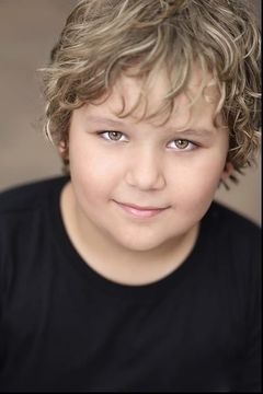 Charlie Whitley interpreta Max