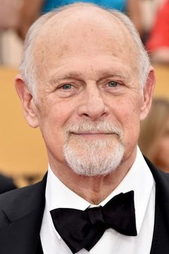 Gerald McRaney interpreta Retired Navy Admiral Hollace Kilbride