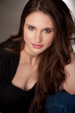 Tracy Froese interpreta Ava