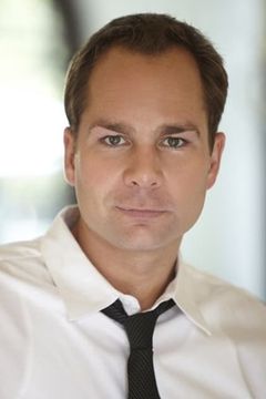 Andrew Schaff interpreta Nurse Stephen