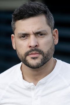 Kenneth Trujillo interpreta Bespectacled Soldado