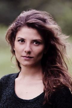 Zora Bishop interpreta Eva Fruchtman