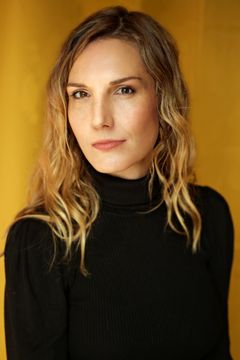 Elizabeth Bower interpreta Chatty Exhibition Guest (uncredited)
