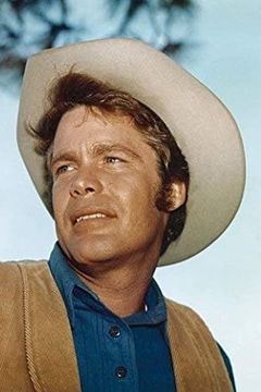 Doug McClure interpreta Soldier (uncredited)