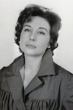 Mary Carrillo interpreta Iras