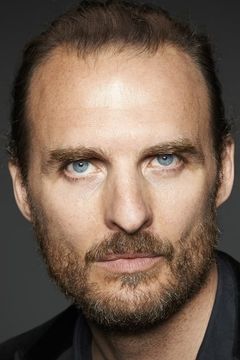 Greg Bryk interpreta Joe Martel