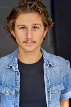 Lucas Steagall interpreta Kyle