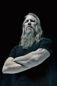 Johan Hegg interpreta Valli