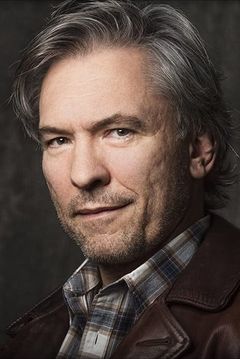 Martin McDougall interpreta Trevor