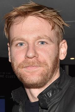 Brian Gleeson interpreta Dr. Robert Hardy
