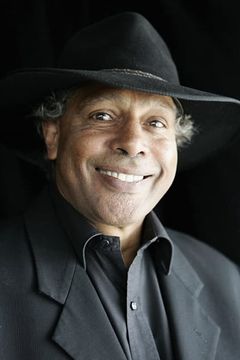 Ernie Dingo interpreta Charlie