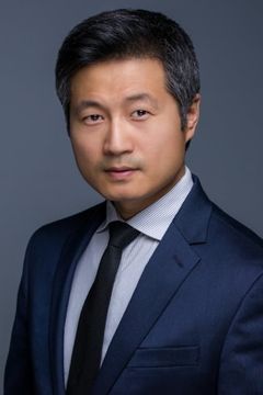 Kurt Yue interpreta Doctor Yuen