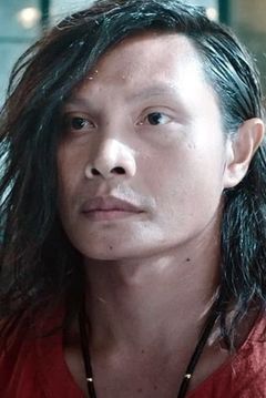 Simon Kook interpreta Suchart (Muay Thai Assassin)