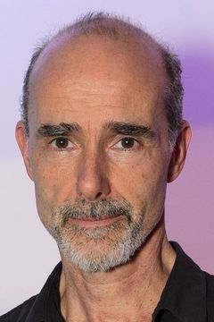 Finbar Lynch interpreta Doctor Boris Zarubin