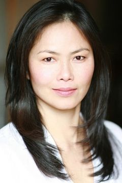 Daphne Cheung interpreta Siew Ling (uncredited)
