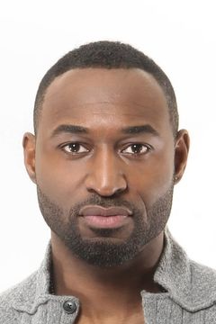 Adrian Holmes interpreta Sharp