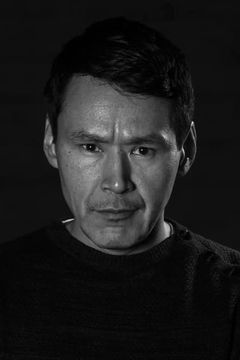 Angunnguaq Larsen interpreta Jens Enok Berthelsen