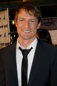 Philip Winchester interpreta Peter Stone
