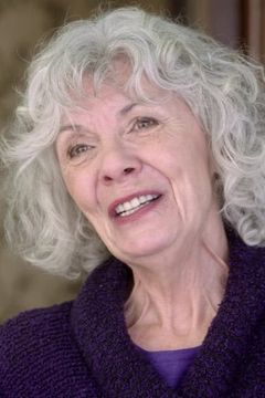 Lynne Deragon interpreta American Ambassador Davis
