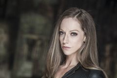 Krista Marchand interpreta Cashier