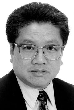 Paul J.Q. Lee interpreta Asian Store Owner