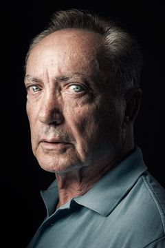 Udo Kier interpreta Curly