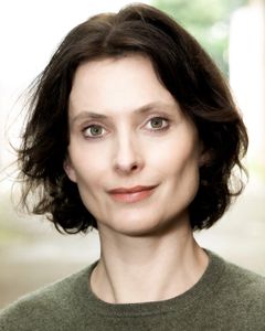 Celia Henebury interpreta Girl Elf