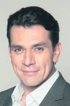 Jorge Salinas interpreta Luis