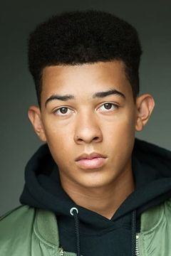 Zavien Garrett interpreta Dancer / Chorus Performer