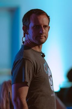 Caleb Wiley interpreta Human Colonist (uncredited)