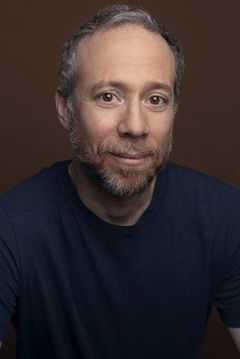 Kevin Sussman interpreta Stuart Bloom